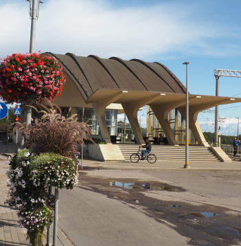 Dzelzceļa staciju “Dubulti” atklāja
1877. gadā. Jaunā stacijas ēka uzcelta 1977. gadā pēc arhitekta
Igora Javeina projekta. 2015. gadā stacijas telpās izveidoja laikmetīgās mākslas izstāžu zāli – “Mākslas stacija Dubulti”.