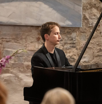 Pagājušās nedēļas nogalē Mazās Mežotnes pils koncertsezona noslēdzās ar talantīgā pianista Daumanta Liepiņa solokoncertu.