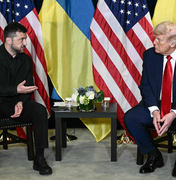 Ukrainas prezidenta Volodimira Zelenska (no kreisās) un ASV prezidenta Donalda Trampa saruna otrdien Ņujorkā ANO Ģenerālās asamblejas laikā.