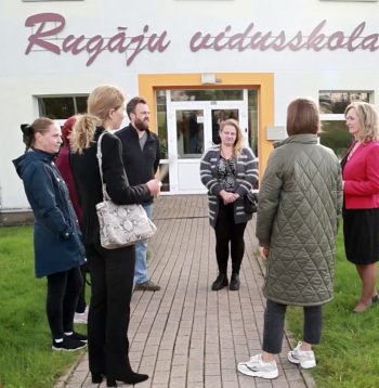 Rugāju iedzīvotāji sašutuši par Balvu novada pašvaldības lēmumu reorganizēt Rugāju vidusskolu, slēdzot vidusskolas posmu.