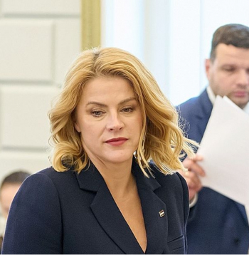 Premjere Evika Siliņa esot brīdinājusi, ka varot pieprasīt labklājības ministra demisiju, ja ZZS balsos par opozīcijas ierosinājumu. Labklājības ministrs Reinis Uzulnieks savukārt paziņojis, ka "premjeres stingrība ir saprotama, taču valdībā mēs neesam bērni, bet līdzvērtīgi partneri, kuriem jāsadarbojas un jāstrādā kā komandai".