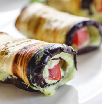 Karstā baklažānu uzkoda ar mocarellu.