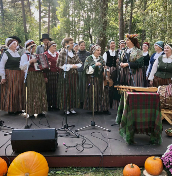 Dimzēna sumināšana – Piemiņas veltes pasniedz LEBM Izglītības un informācijas nodaļas vadītāja Anda Skuja. 