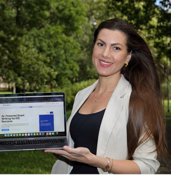 "Salīdzinot ar kaimiņvalstīm, piemēram, Igauniju, Latvijā ir ļoti maz uzņēmumu, kuri ir tikuši pie "EIC Accelerator" grantiem, tāpēc vēlamies atvieglot procesu šā finansējuma iegūšanai, jo Latvijā ir milzīgs potenciāls zinātņu ietilpīgo projektu attīstībai," saka platformas "Grant Mapper" idejas autore un izstrādātāja Ieva Sibilla Strupule.