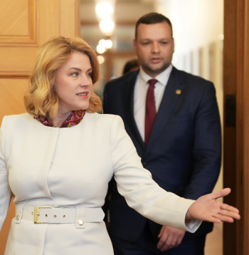 Ministru prezidente Evika Siliņa labklājības ministram Reinim Uzulniekam uzdeva skaidrot, ko Labklājības ministrija paveikusi, lai īstenotu Stambulas konvenciju. Premjere ministram rezolūciju pasniedza žurnālistu klātbūtnē, piebilstot, ka ministrija acīmredzot nav darījusi pietiekami, lai Uzulnieka pārstāvētās partijas deputātiem skaidrotu Stambulas konvenciju.