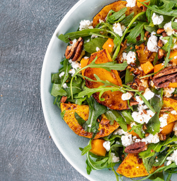 Salāti ar ķirbi, rukolu un sieru.