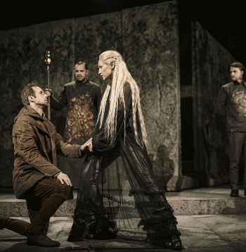 Kārlis Reijers Induļa lomā un Laura Siliņa Ārijas tēlā, fonā: Ivars Kļavinskis (bruņinieks Kuno) un Viesturs Bēmis sarga lomā.