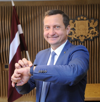 Zemkopības ministrs Armands Krauze: "Saimnieciskajos mežos īpašniekam ir jādod brīvība pašam pieņemt lēmumus, kā viņš apsaimnieko šos mežus. Nav pilnīgi nekādu pierādījumu aizdomām, ka, iegūstot šādu brīvību, saimniekam pēkšņi parādās vienas dienas domāšana un viņš ņem un visu uzreiz nocērt."