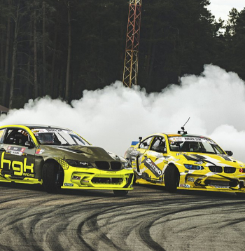 Starpkontinentālajā kausā Rīgā piektdien notiks kvalifikācijas braucieni, 45 autosportistiem noskaidrojot 32 labākos, kuri tiks pie iespējas sacensties par uzvaru sestdien. Drifta svētki turpināsies arī svētdien ar Baltijas čempionātu, kopā visās klasēs startējot 128 dalībniekiem.