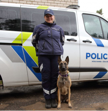 Patruļas suns Brīze ar savu saimnieci Elīnu Tērpu dežūrā Kleistu bāzē. Kucīte ir četrus gadus veca, Elīna viņai ir otra saimniece. Ar Brīzi Elīna ir kopā visur – gan dienestā, gan mājās. Kucīte ir draudzīga, bet situācijās, ja uzbruktu viņai vai saimniecei, pēc komandas var būt nikna un uzbrukt. Sunim ap kaklu siksna ar kontroles raidītāju, lai varētu izsekot, pa kādu maršrutu tas virzās, un lai var atrast, kad suns gaidīs pie noziedznieka. Brīze ir sportiska un slaida, ēd divreiz dienā – kopumā kilogramu svaigas gaļas maisījuma, jo nepanes sauso barību. Kā gardumu saimniece dod kaltētas plaušas vai ko citu, kas izceļas ar aromātu.
