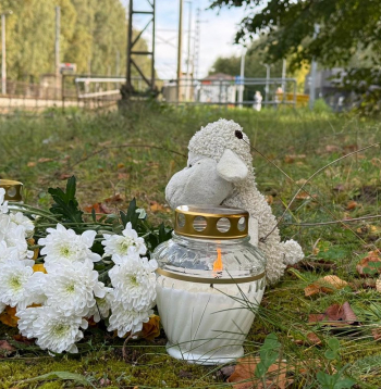 Traģēdijas vietā nolikti ziedi. 