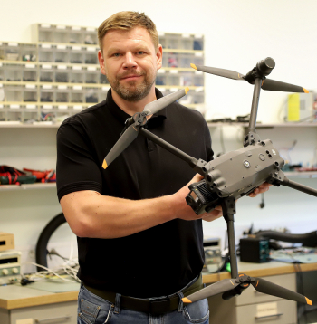 RTU Precīzās mežsaimniecības pētījumu grupas vadītājs Andrejs Zujevs ar lielāko no droniem, ko pētnieki izmantojuši jaunaudžu
monitoringa eksperimentos.