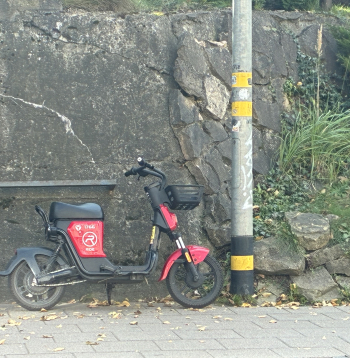 Koplietošanas "e-velosipēdu" operatora "Ride Mobility" (SIA "Ride") mopēds.