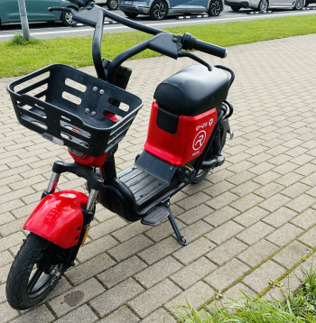 Koplietošanas "e-velosipēdu" operatora "Ride Mobility" (SIA "Ride") mopēds.