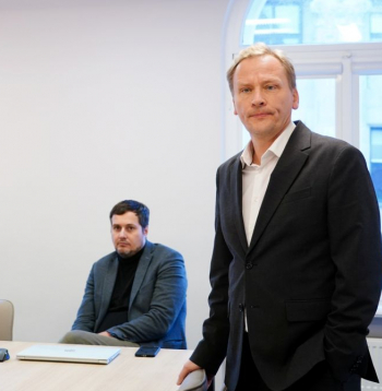 Jānis Siksnis (stāv) un Jānis Eglītis (sēž).