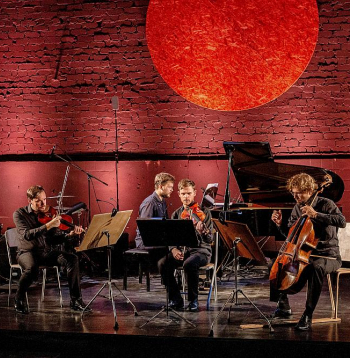 Evijas Skuķes "Neirozes" klavieru kvartetam ir autobiogrāfisks darbs, kas alegoriski atspoguļo komponistes cīņu ar izdegšanu. To spēlēja mūziķu apvienība "Quadra", kura sastāvā ir vijolnieks Arvīds Zvagulis, altists Pēteris Trasuns, čellists Kārlis Klotiņš un pianists Rihards Plešanovs.