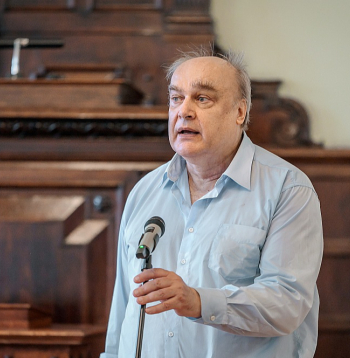 Latvijas Universitātes Vēstures un filozofijas fakultātes vēstures profesors, vēsturnieks Aivars Stranga par savu grāmatu teic, ka tā veltīta šķietami īsam laika posmam – no 1939. gada sākuma līdz 1940. gada jūnijam, tātad tikai pusotram gadam. Taču tas tomēr ir bijis neredzēti piesātināts laiks. "Bezizeja! Nebija nekādas izejas. Mūsu valsts tika iegrūsta katastrofā. Pie tā nav vainīgs Ulmanis, bet gan Staļins un Hitlers," grāmatas atvēršanas svētkos sacīja vēsturnieks, aicinot arī tagad atcerēties 1940. gada mācības. Latvijas Universitātes Vēstures un filozofijas fakultātes vēstures profesors, vēsturnieks Aivars Stranga par savu grāmatu teic, ka tā veltīta šķietami īsam laika posmam – no 1939. gada sākuma līdz 1940. gada jūnijam, tātad tikai pusotram gadam. Taču tas tomēr ir bijis neredzēti piesātināts laiks. "Bezizeja! Nebija nekādas izejas. Mūsu valsts tika iegrūsta katastrofā. Pie tā nav vainīgs Ulmanis, bet gan Staļins un Hitlers," grāmatas atvēršanas svētkos sacīja vēsturnieks, aicinot arī tagad atcerēties 1940. gada mācības.