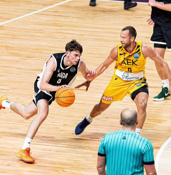 Jaunība pret pieredzi – Adrianam Andževam (no kreisās) pirmā spēle Čempionu līgā un lielajā Rīgas arēnā, viņam pretī 12 sezonas ULEB Eirolīgā spēlējušais Luks Lekavičs.