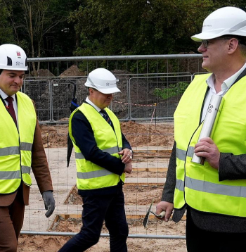 Gan sabiedrībai, gan arī daļai domnieku neizskatās, ka Rīgas domes koalīcija strādātu kā vienota komanda. Attēlā: Rīgas domes priekšsēdētājs Viesturs Kleinbergs (no labās) un Rīgas vicemērs īpašumu jautājumos Edvards Ratnieks (no kreisās) piedalās jaunās Mežaparka sākumskolas laika kapsulas iemūrēšanas pasākumā šā gada 15. septembrī.