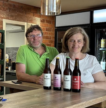 Lai ienāktu Latvijas piesātinātajā alus tirgū, bija nepieciešams spēcīgs nosaukums, kas saistīts ar Latvijas vēsturi, alus brūvēšanu un uzņēmuma attīstību, spriež alus darītavas "Pērkondēlu alus" saimnieki Kristīna Rubina-Apinīte un Normunds Apinītis.