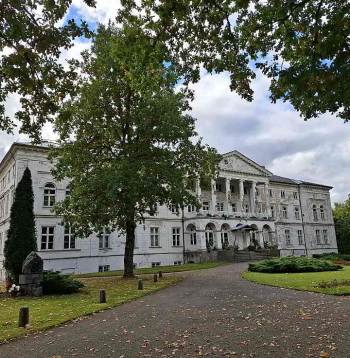 Gaujienas Jaunajā pilī zvans vairs neaicina skolēnus uz stundām, tā nodota izsolē, kas notiks jau šā gada decembrī.