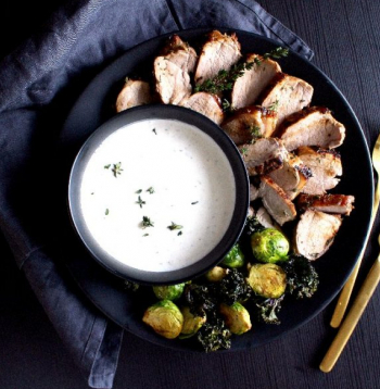 Cūkgaļas fileja ar mārrutku mērci.