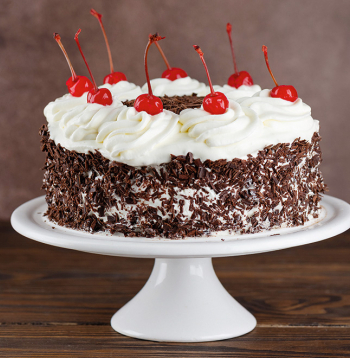 Šokolādes torte ar dzērveņu pildījumu.