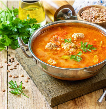 Vistas gaļas frikadeļu zupa ar pupiņām.