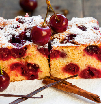 Kūka ar mandelēm un ķiršiem.