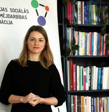 Latvijas Sociālās uzņēmējdarbības asociācijas vadītājas vietniece Līva Švarce: "Labāk veicināt sociālo uzņēmējdarbību, tādējādi palīdzot dažādu sociālo grupu nodarbinātībai un integrācijai sabiedrībā, nevis to pašu summu izmaksāt dažādos pabalstos un tik un tā vienlaikus saskarties ar to, ka dažas sociālās grupas paliek neintegrētas, kas, starp citu, nozīmē arī veselības aprūpes izmaksu palielināšanos."