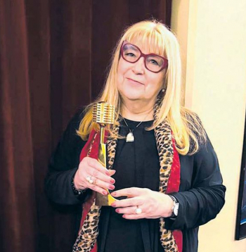 Festivāla "Bildes" rīkotāja Tija Auziņa saņēma "Zelta Mikrofonu 2025" par mūža ieguldījumu Latvijas mūzikas attīstībā.