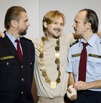 Toms Veļičko (Maniaks, centrā) ar Lauri Subatnieku (Priekšnieks) un Arturu Krūzkopu (izmeklētājs).