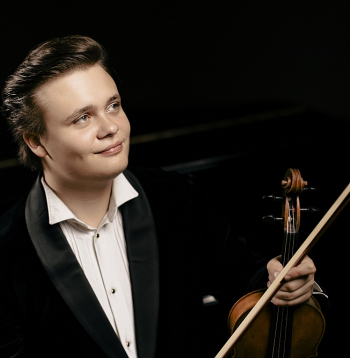 Ar Daniilu Bulajevu pie koncertmeistara pults mūzika plūda skaisti un poētiski, izkoptos stīginstrumentu toņos un pūšaminstrumentu replikās, un tas bija viens no brīžiem, kad rodas vēlēšanās apstādināt laiku.