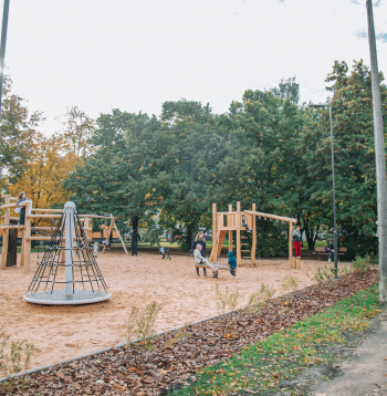 Bērniem tapis jauns rotaļu laukums Mīlgrāvī. Rudens. Daudzdzīvokļu nams. 