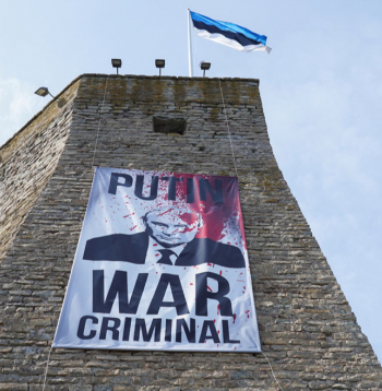 Igaunijas pilsētā Narvā uz cietokšņa mūra, ko var labi apskatīt no
Krievijas puses, izvietots Krievijas diktatora Vladimira Putina attēls un uzraksts “Putins – kara noziedznieks”. Vairāk nekā 90% Narvas iedzīvotāju ir krievvalodīgie, bet vietējie iedzīvotāji uzsver, ka Narva ir Igaunijas pilsēta.