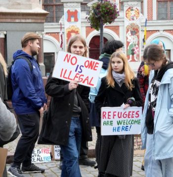 Rātslaukumā pie Rīgas domes notiek protests "Migrācija ir cilvēktiesības".