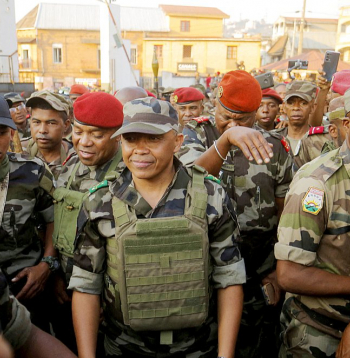 Pēc Madagaskaras prezidenta Andrī Radzualinas aizbēgšanas varu valstī pārņēmuši bruņotie spēki pulkveža Maikla Randrianirinas (centrā) vadībā.