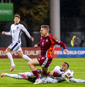 Latvijas karstā iespēja – Vladislava Gutkovska izrāvienu vienatnē pret vārtiem pēdējā brīdī ar izklupienu aptur "Aston Vill" aizsargs Ezri Konsa.