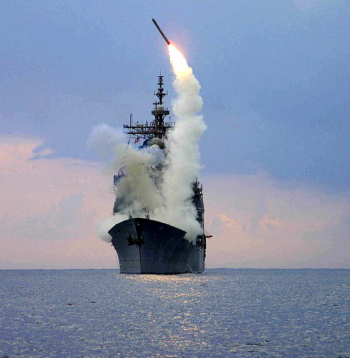 Raķešu "Tomahawk" palaišana no ASV raķešu kreisera "USS Cape St. George" Irākas kara laikā 2003. gada 23. martā. Militārie eksperti norāda, ka Ukrainai šādas raķetes, ja tās tiks iegūtas, nāksies palaist no iekārtām uz sauszemes.