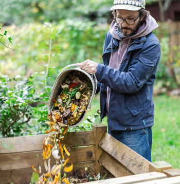 Dārza un virtuves atlikumu kompostēšana ir veids, kā ietaupīt līdzekļus un atdod dārzam atpakaļ svarīgās barības vielas.