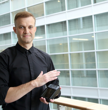 "Ir pienācis laiks jaunam tehnoloģiskam pavērsienam – pilnībā biometriskajiem maksājumiem," atzīst jaunuzņēmuma "Handwave" biznesa attīstības vadītājs Oskars Lakšēvics.