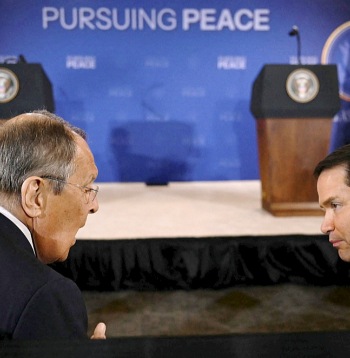 Krievijas ārlietu ministram Sergejam Lavrovam un ASV valsts sekretāram Marko Rubio jānogludina ceļš pretrunīgi vērtētajām ASV un Krievijas līderu sarunām Budapeštā, taču šobrīd tāda līmeņa sanākšana atlikta. Attēlā Lavrovs un Rubio šā gada augustā ASV – Krievijas sarunās Aļaskā.