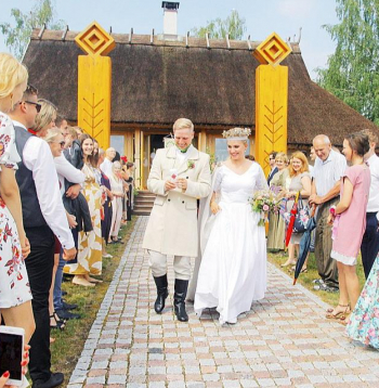 Atbilstoši CivillikumaM Latvijā laulības ar juridiskām sekām var reģistrēt astoņas konfesijas, tagad tām pievienojas arī dievturi. Satatisttika liecina, ka reliģiskās savienības 2023. gadā kopā reģistrējušas 982 laulības. Salīdzinājumam – pēc Centrālās statistikas pārvaldes datiem Latvijā kopā 2023. gadā reģistrētas 10 762 laulības. Attēlā: laulības dievturu tradīcijās jeb vedības.