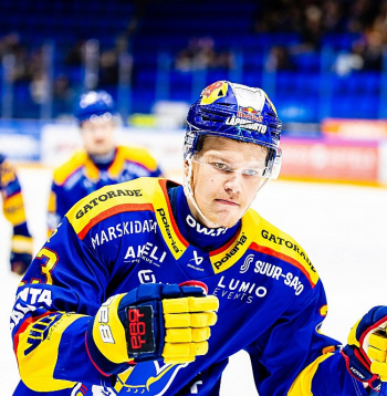 Alberts Šmits 17 gadu vecumā ir izcīnījis sev vietu Somijas augstākās hokeja līgas kluba Mikeli "Jukurit" pamatsastāvā, būdams viens no diviem vadošajiem komandas aizsargiem.