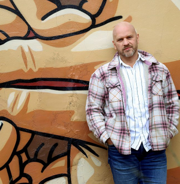 Lauris Dzelzītis: "Smieties jau var arī par pašironiju, un zināmā mērā iestudējumu tiešām var nosaukt par komēdiju."