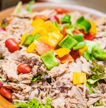 Tunča un krāsnī ceptu dārzeņu salāti. Tunča un krāsnī ceptu dārzeņu salāti.