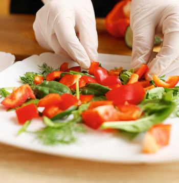 Spinātu un sarkanās paprikas salāti.