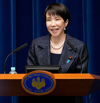 Japānas premjerministre Sanaje Takaiči otrdien pirmajā preses konferencē pēc stāšanās amatā.