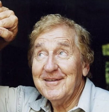 "Dziesmas, kurās skanēja prieks un sentimenta dzirksts, lika klausītājiem gan pasmaidīt, gan aizdomāties par mājām, kas palikušas tālu prom. Viņš prata iedziedāt sauli balsī un sirsnību katrā vārdā, padarot katru uzstāšanos par sarunu ar klausītāju. Floridas Sanktpēterburgas Latviešu biedrībā viņš bija mīlēts un cienīts, bieži viesojās pasākumos, spēlēja ballēs, dziedāja draugu lokā un smaidīja ar to pašu siltumu, kas reiz iekaroja tūkstošiem klausītāju. Dziesma ir kā tilts starp Latviju un svešām zemēm, starp pagātni un tagadni. Ilmāra Dzeņa dziesmas mums visiem ir atgādinājums, ka latvietība nav vieta uz kartes – tā ir melodija, kas dzīvo sirdī," tā atvadvārdos Ilmāram Dzenim raksta Floridas Sanktpēterburgas Latviešu biedrības ļaudis.