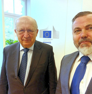 Eiropas Komisijas aizsardzības un kosmosa komisārs Andrjus Kubiļus (no kreisās) un Eiropas Komisijas pārstāvniecības Latvijā vadītājs Andris Kužnieks par plāna "Miera saglabāšanas un aizsardzības gatavības ceļvedis līdz 2030. gadam" gaidāmo pieņemšanu masu mediju pārstāvjus informēja arī drošības un ārpolitikas foruma "Rīgas konference 2025" ietvaros.